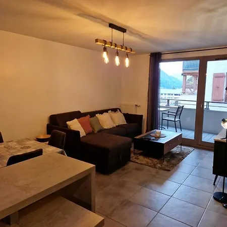 Apartment Logement 6 Personnes Au Coeur Du Village D'aime. *